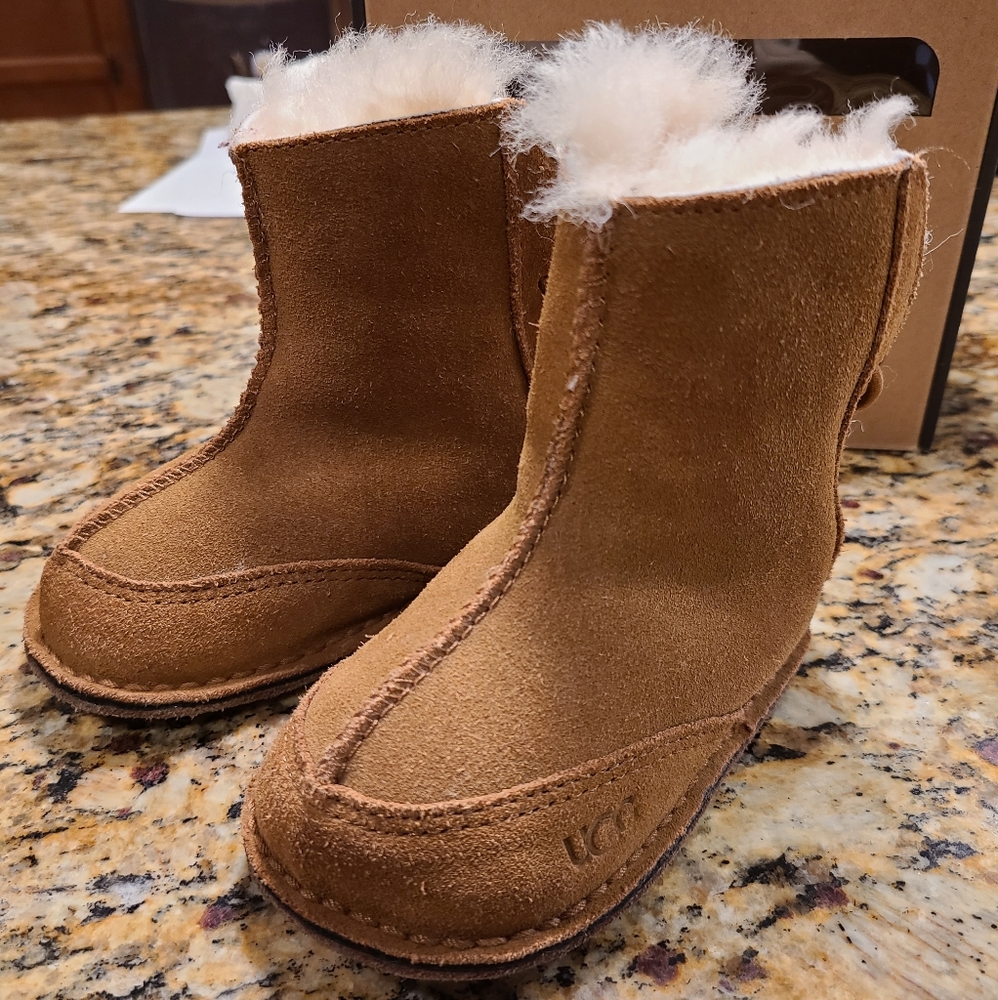 EUC Ugg Boo Boots Size Medium Chestnut 4 5 Girls